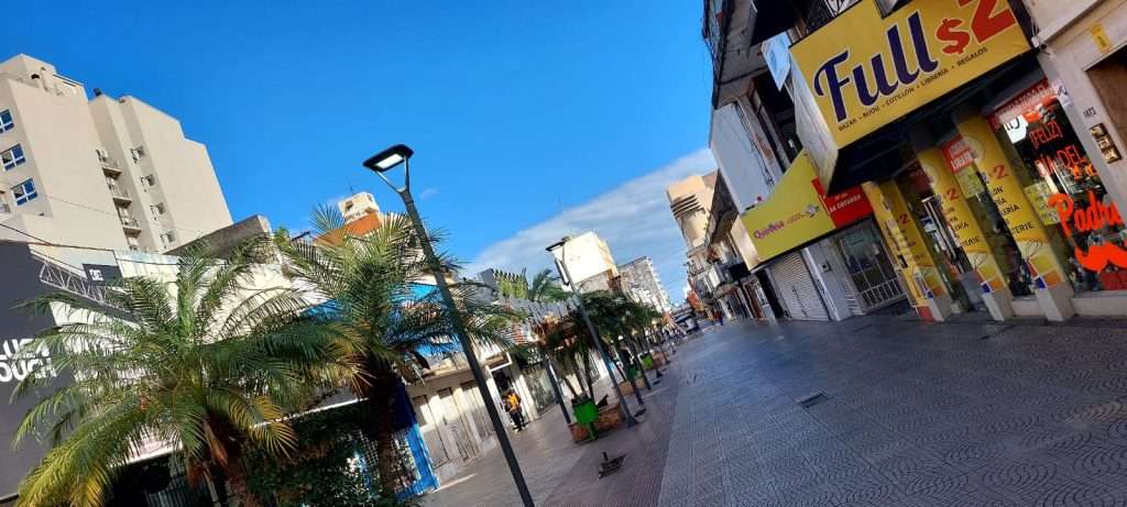 Foto farola encendida durante el día
